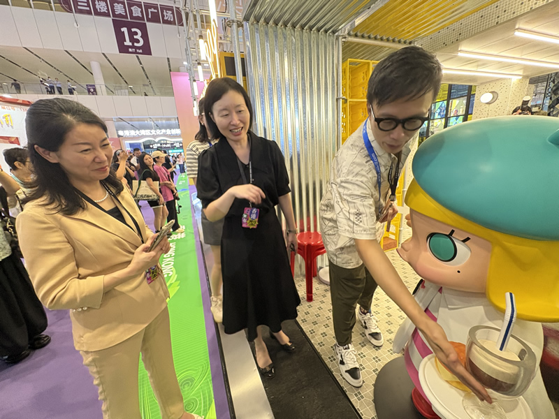 苏惠思参观香港馆的展品1 苏惠思参观香港馆的展品1