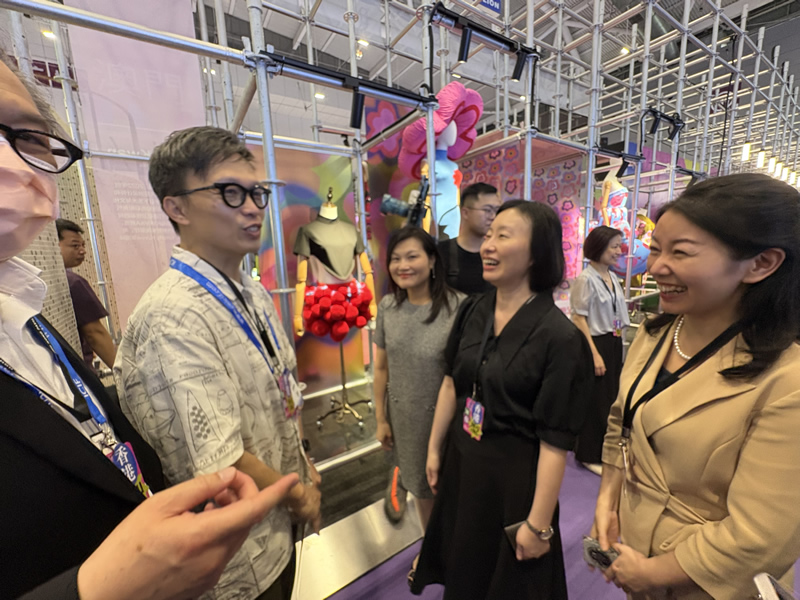 苏惠思参观香港馆的展品2