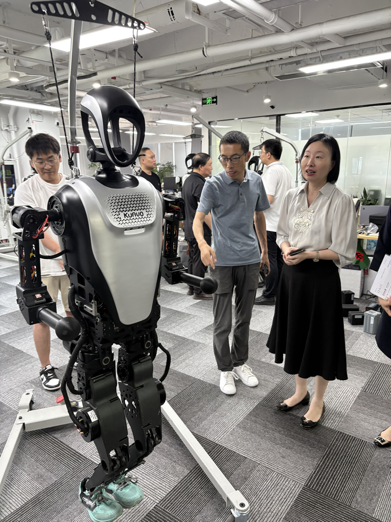 人形机器人公司代表向苏惠思主任介绍其发展历史及产品1 人形机器人公司代表向苏惠思主任介绍其发展历史及产品1