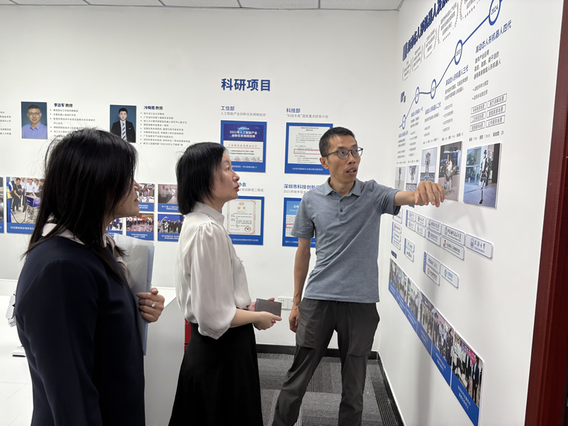 人形机器人公司代表向苏惠思主任介绍其发展历史及产品2 人形机器人公司代表向苏惠思主任介绍其发展历史及产品2