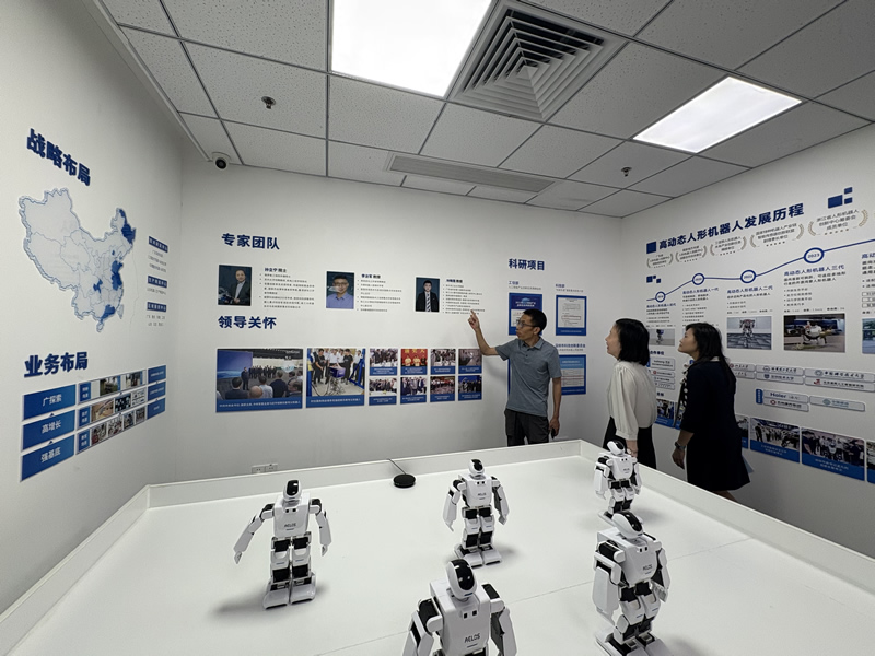 人形机器人公司代表向苏惠思主任介绍其发展历史及产品3