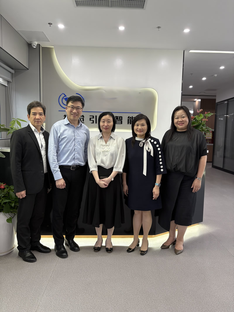 苏惠思主任（左中）与企业创始人（左二）合影