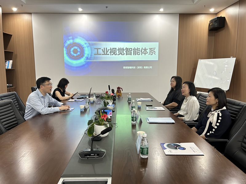 苏惠思主任（右二）与企业创始人（左一）座谈交流