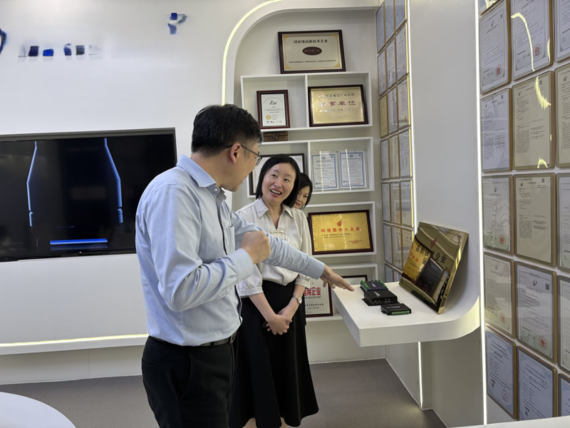 企业创始人向苏惠思一行介绍其公司发展历史和产品1 企业创始人向苏惠思一行介绍其公司发展历史和产品1