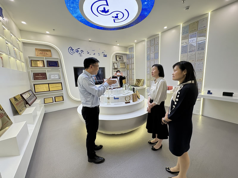 企业创始人向苏惠思一行介绍其公司发展历史和产品2 企业创始人向苏惠思一行介绍其公司发展历史和产品2