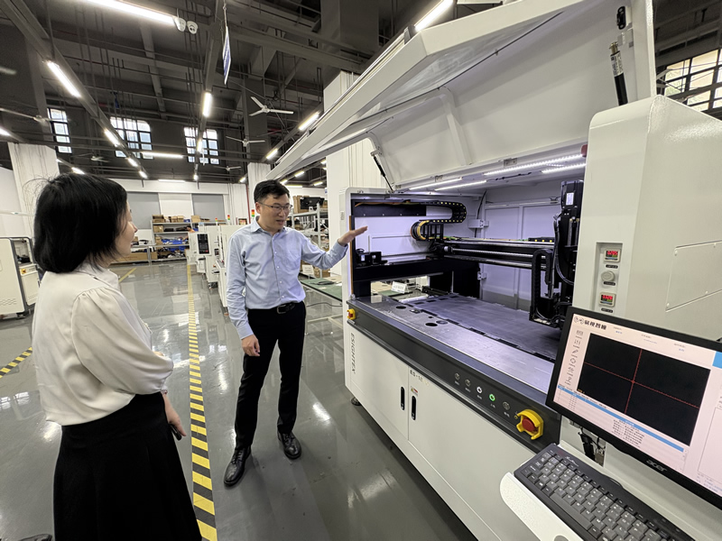 企业创始人向苏惠思一行介绍其公司发展历史和产品3 企业创始人向苏惠思一行介绍其公司发展历史和产品3