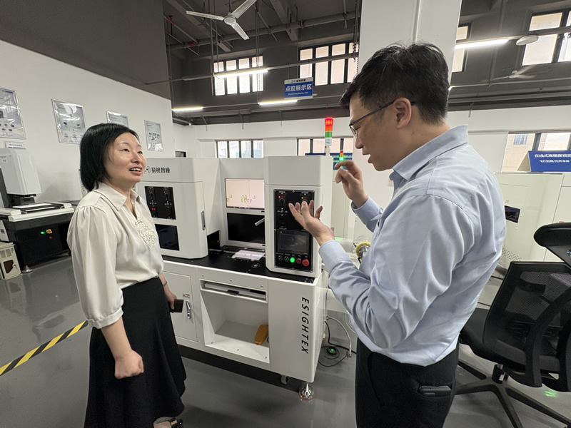 企业创始人向苏惠思一行介绍其公司发展历史和产品4 企业创始人向苏惠思一行介绍其公司发展历史和产品4