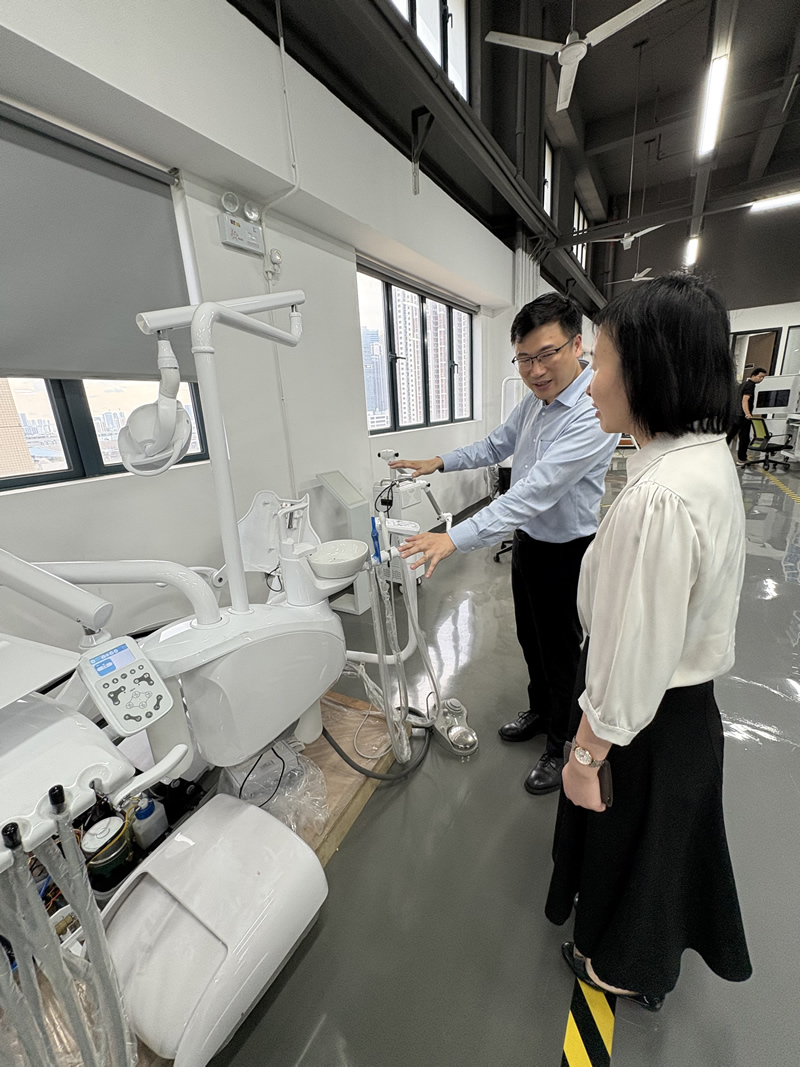 企业创始人向苏惠思一行介绍其公司发展历史和产品5 企业创始人向苏惠思一行介绍其公司发展历史和产品5