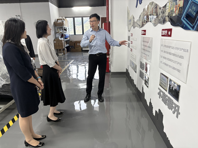 企业创始人向苏惠思一行介绍其公司发展历史和产品6