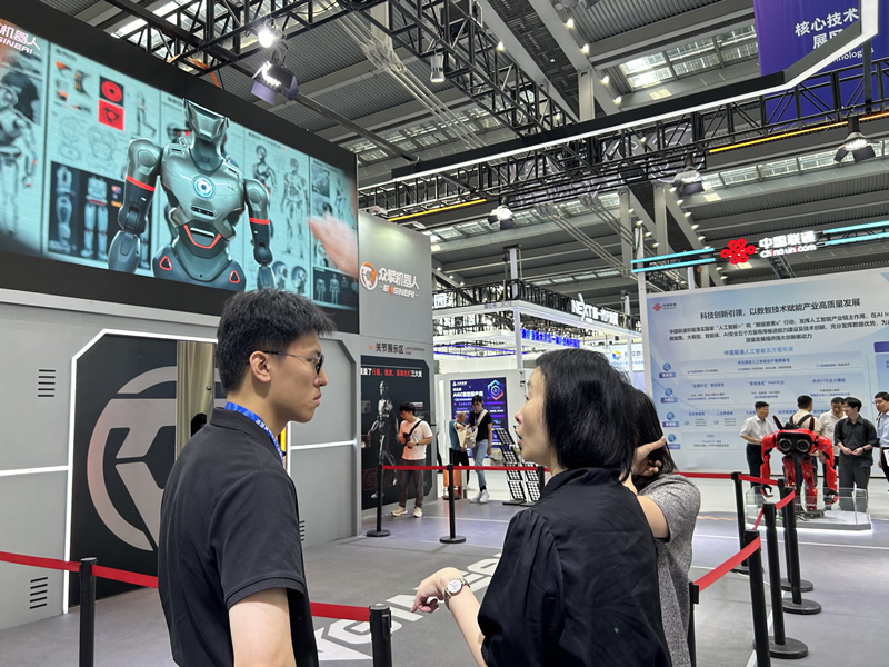 人形机器人公司代表向苏惠思主任介绍其公司最新产品