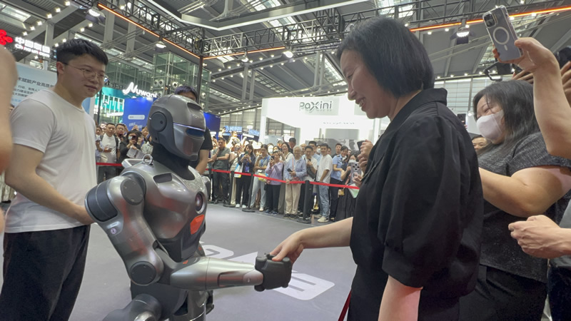 苏惠思主任参观人形机器人公司产品,并与人形机器人互动1 苏惠思主任参观人形机器人公司产品,并与人形机器人互动1
