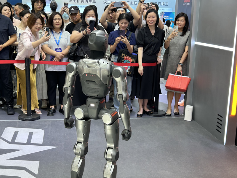 苏惠思主任参观人形机器人公司产品,并与人形机器人互动2 苏惠思主任参观人形机器人公司产品,并与人形机器人互动2