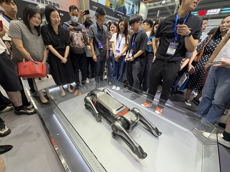 苏惠思主任参观人形机器人公司产品，并与人形机器人互动3