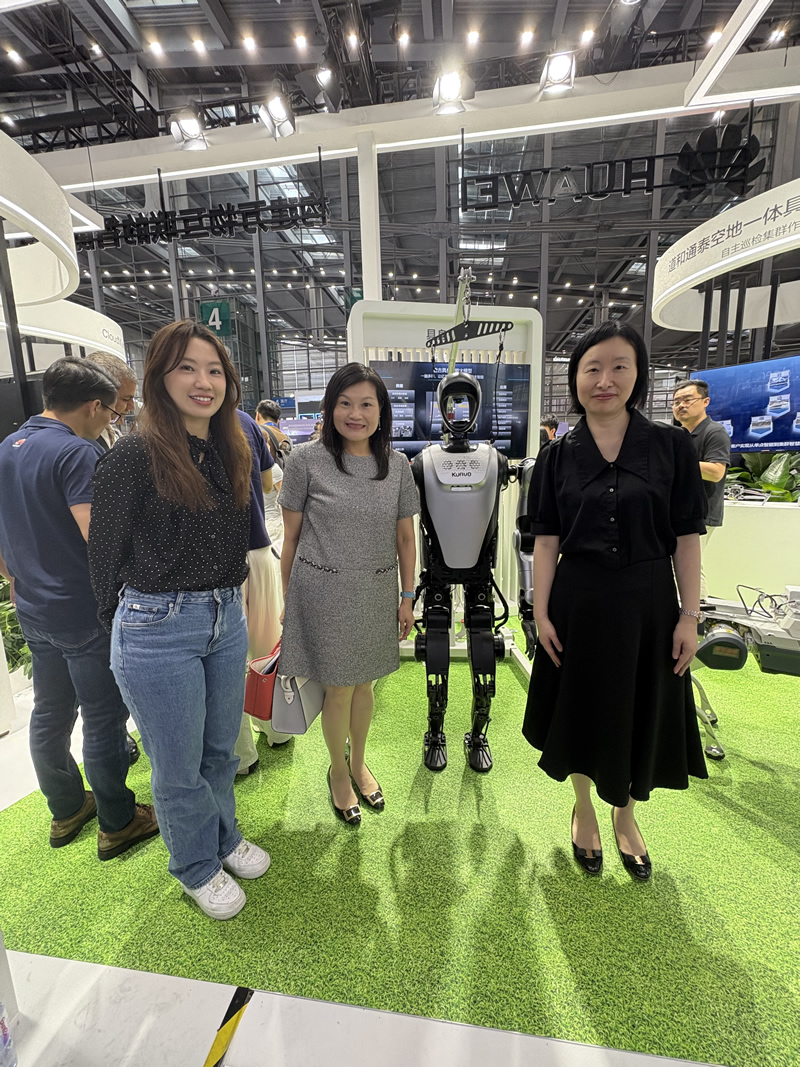 苏惠思主任（右一）与科技企业代表（左一）合影