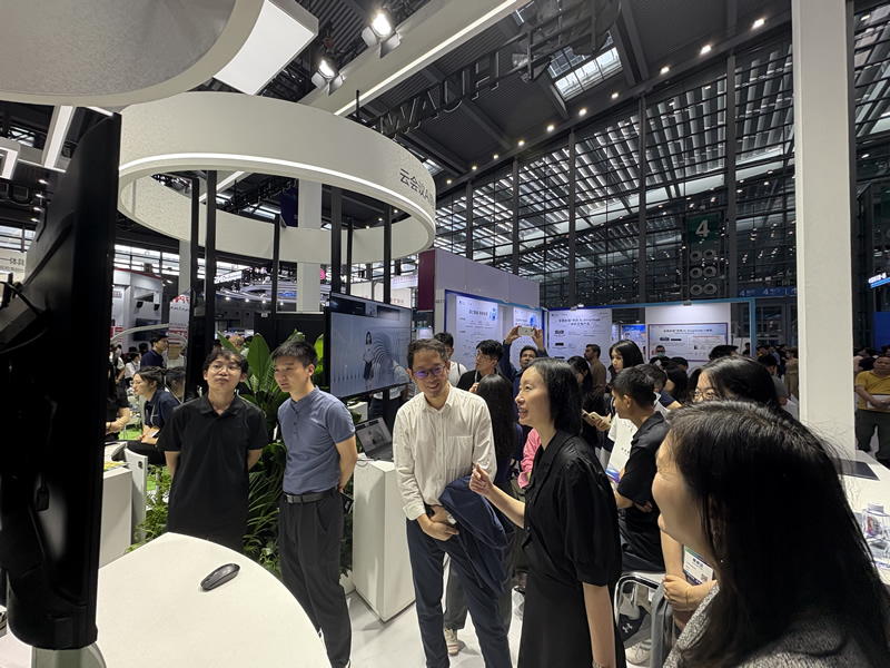 苏惠思主任参观高新科技展位,并与产品互动。1 苏惠思主任参观高新科技展位,并与产品互动。1