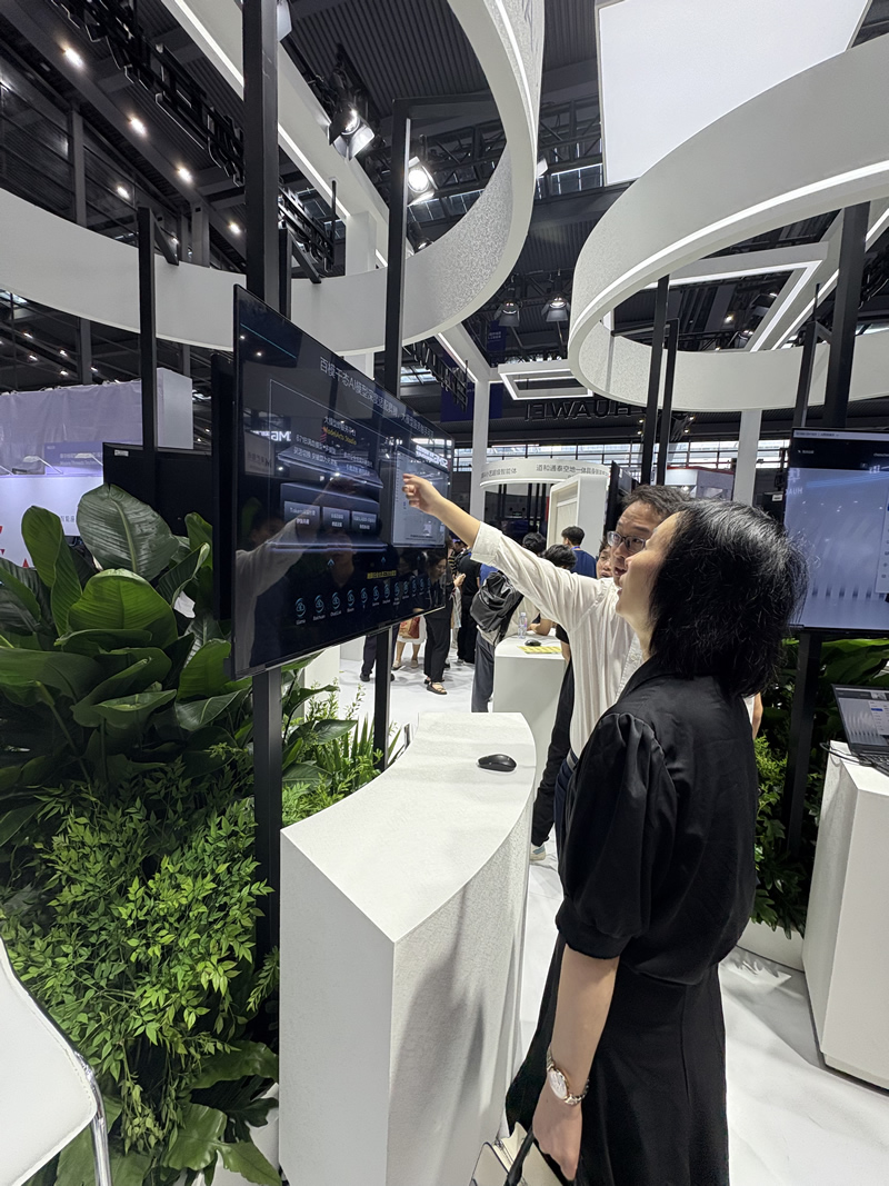 苏惠思主任参观高新科技展位,并与产品互动。2 苏惠思主任参观高新科技展位,并与产品互动。2