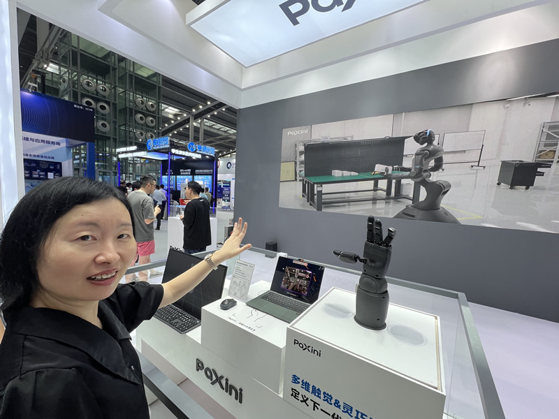 苏惠思主任参观高新科技展位，并与产品互动。3