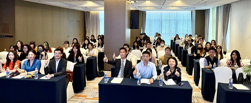 驻福建联络处主任郑震生（第一排右3）与出席嘉宾及福州大学和福建师范大学就读的香港籍学生合照