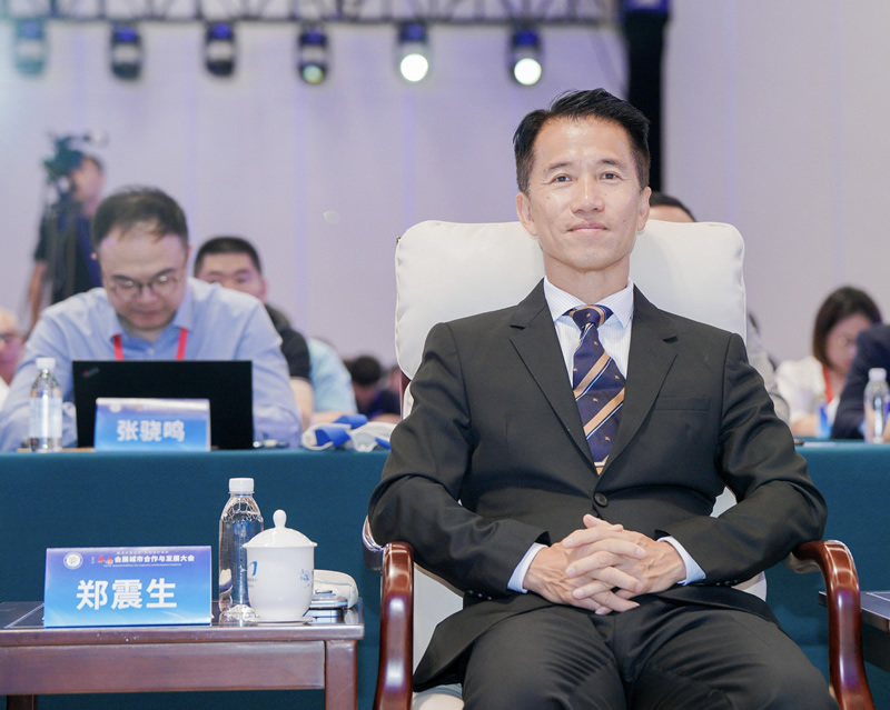 駐福建聯絡處主任鄭震生(右2) 應邀出席「第四屆中國東南會展城市合作與發展大會」與主禮嘉賓們包括中央人民政府駐澳門特別行政區聯絡辦公室原副主任姚堅(中)，福建省商務廳副廳長林本東(右3)，福州市人民政府副市長鄭鴻(左3)，國際展覽業協會（UFI）名譽主席陳先進(右1)，商務部國際貿易經濟合作研究院副院長兼中國會展經濟研究會會長曲維璽(左2)及福州市商務局三級調研員程學英(左1)等大合照