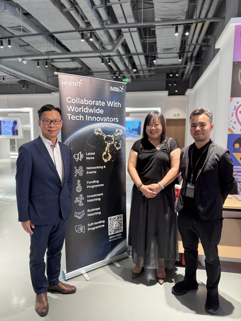 駐深圳聯絡處副主任蕭佩鳳(右二)與香港科技園公司代表合照 駐深圳聯絡處副主任蕭佩鳳(右二)與香港科技園公司代表合照