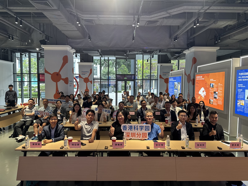 蕭副主任（左三）與參加者合照