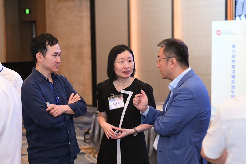 现场交流，气氛热烈2