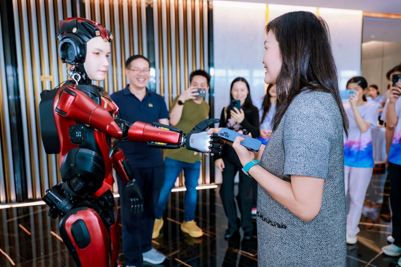 黎瑞琼与机器人互动并听取介绍