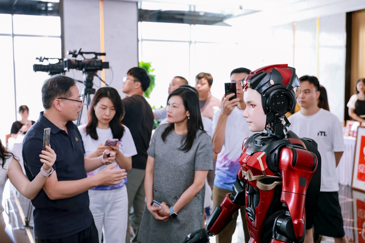 黎瑞琼与机器人互动并听取介绍1