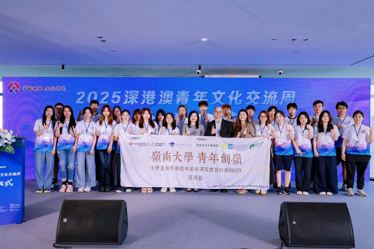 黎瑞琼（中）与参加活动的青年学生合影