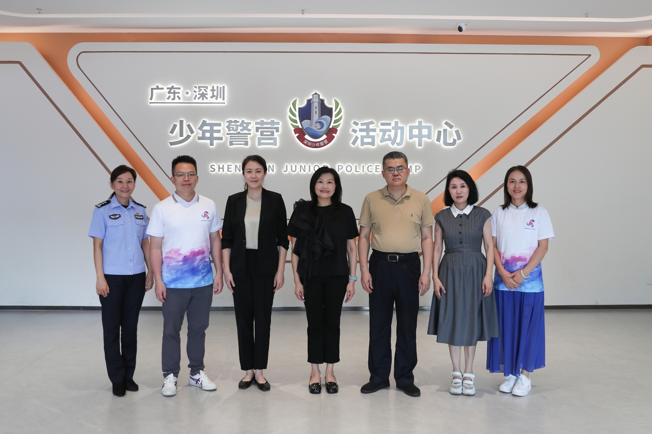 黎瑞琼（中）参观少年警营活动中心