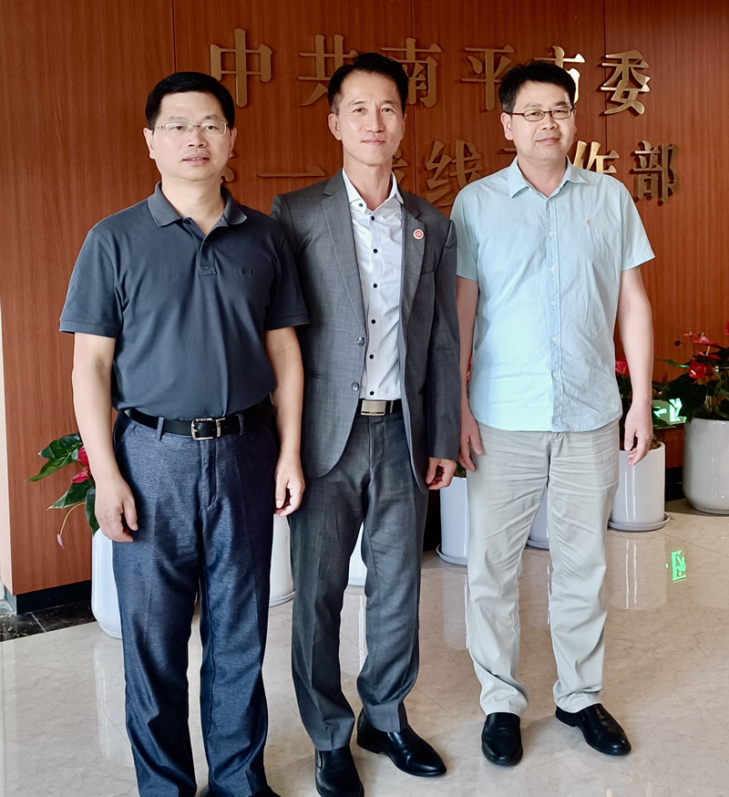 鄭震生(中)與中共南平市委統戰部常務副部長董禮義(左1)會面交流 鄭震生(中)與中共南平市委統戰部常務副部長董禮義(左1)會面交流