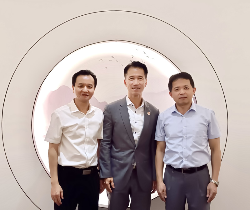 鄭震生(中)與南平市政府秘書長兼港澳辦主任詹旭斌(左1)深入交流