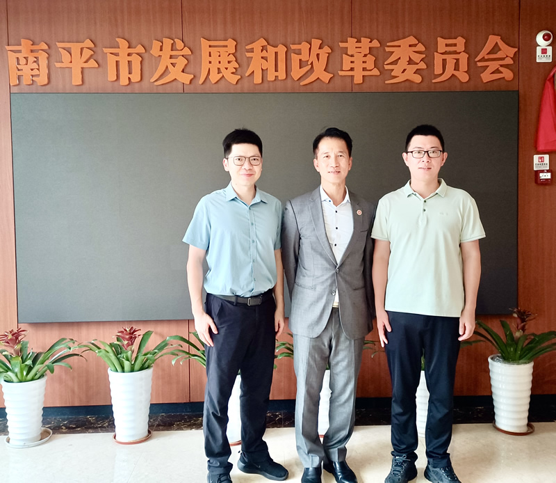 鄭震生(中)與南平市發改委副主任戚斌(右1)合照