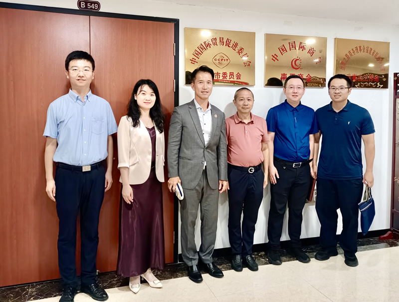 鄭震生(左3)與南平市貿促會會長陳繼勇(右3)、南平市商務局副局長陳淑婧(左2)、南平市商務局副局長白海鵬(左1)等會面探討兩地經貿合作機遇 鄭震生(左3)與南平市貿促會會長陳繼勇(右3)、南平市商務局副局長陳淑婧(左2)、南平市商務局副局長白海鵬(左1)等會面探討兩地經貿合作機遇