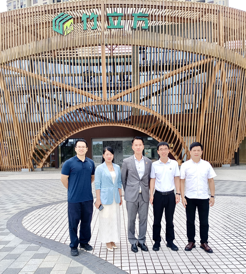 鄭震生(中)一行人與邵武市副市長李占林(右2)和該公司總經理葛旺(右1)合照