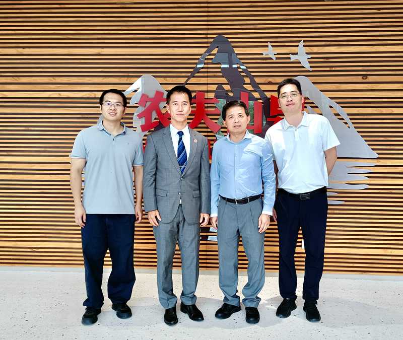 鄭震生(左2)與福建省港澳事務辦公室一級調研員賴飛福(右2)、武夷山市政府副主任楊為彊(右1)等在參觀該企業時合照