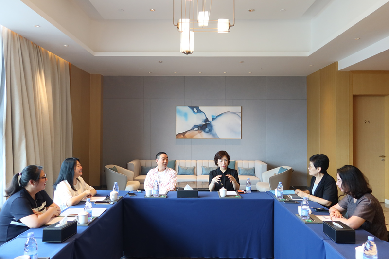 蘇紫賢副主任（中右）與惠州市外商投資企業協會會長吳惠城（中左）及秘書處代表座談交流