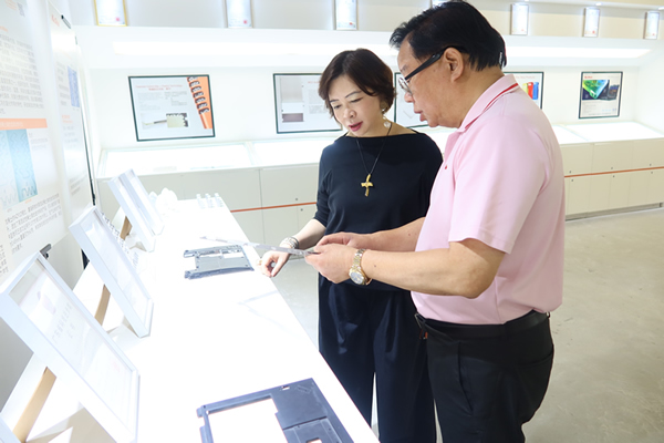 李遠發董事長（右）為蘇紫賢副主任（左）介紹公司產品