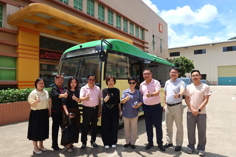 蘇紫賢副主任（中）與李遠發董事長（左四）、陳麗敏秘書長（右四）在該公司所研發並預備在香港使用的LPG小巴前合影