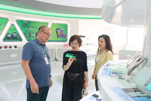 蘇紫賢副主任（中）了解伯恩公司產品