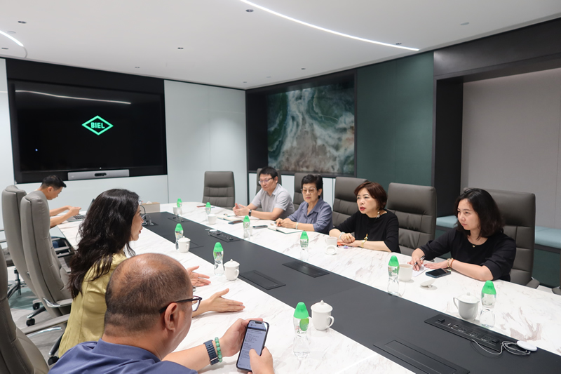 蘇紫賢副主任（右二）與成美芳（左二）副總裁座談