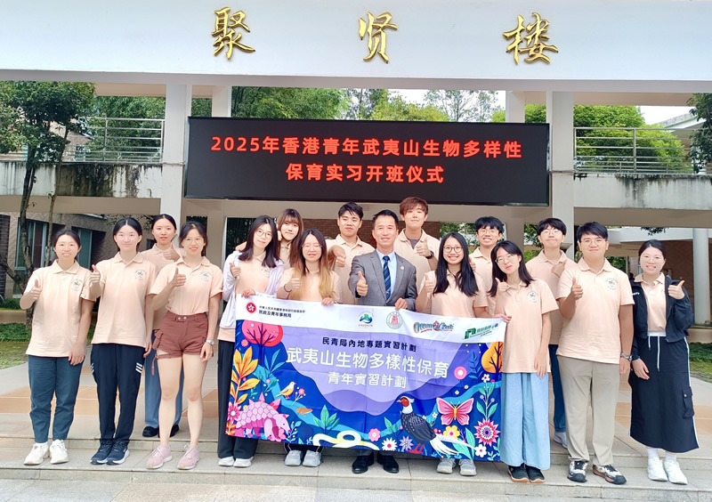 駐福建聯絡處主任鄭震生生(前排右5)和來自香港大專院校的學生大合照