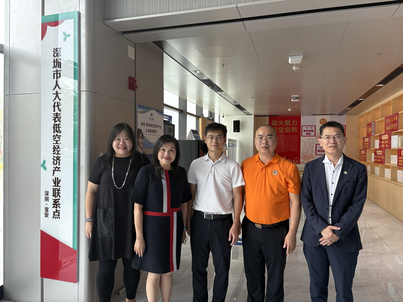 黎主任(左二)與寶安區發改局副局長張旭韜(中) 、寶安低空經濟產業協會會長譚超塵(右二)以及盈科律所低空研究院深圳分院院長譚勁松(右一)合照