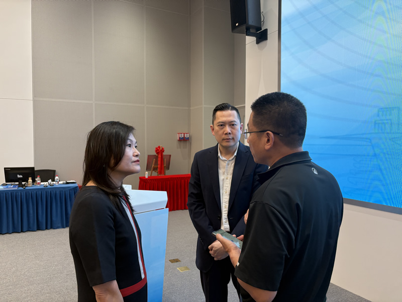 黎主任(左) 與前海海關二級高級主辦彭江濤(右)和粵港澳大灣區航空交流協會執行主席簡浩然(中)交流