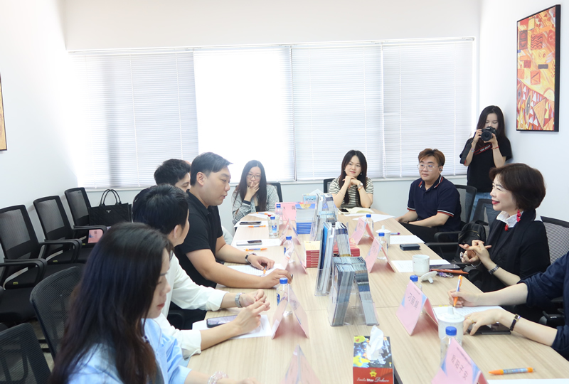 蘇紫賢副主任（右一）與創業青年座談