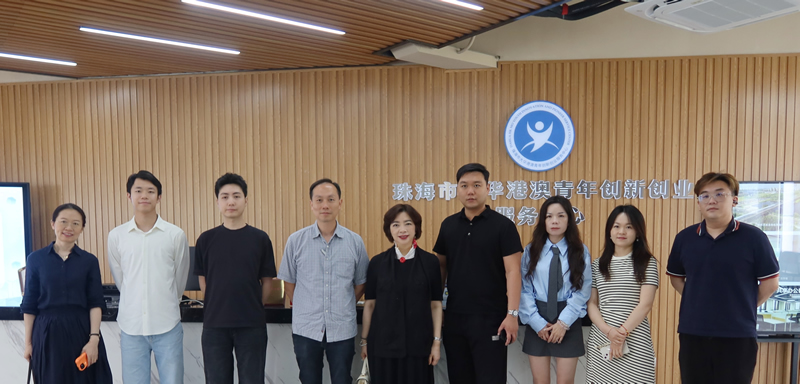 蘇紫賢副主任（中）、歐陽子安專員（左四）與創業青年合影