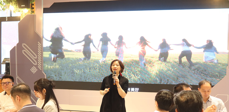 蘇紫賢副主任向考察團團員介紹駐粵辦服務