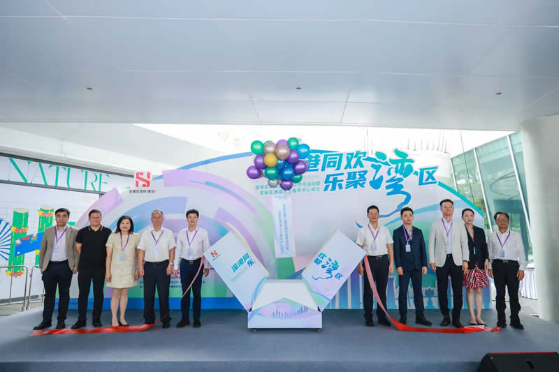 驻深圳联络处主任黎瑞琼(左三)与中联办深联部副主任苏武源(左五)、宝安区委常委和统战部部长卫树强(右五)、宝安区政协副主席李献荣(左四) 、广东省政协常委和广东省工商联执委涂尔鹏(右四)等主礼嘉宾于启动仪式合影