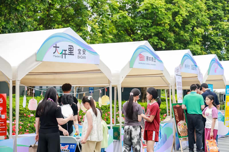 活动现场设置多个特色展位，通过“展销+体验”模式，让深港居民感受深港活力。