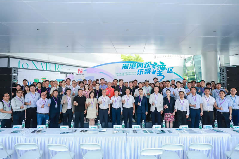 黎主任 (前排左八)与苏副主任(前排右九)、卫常委(前排右八)、李副主席(前排左九)、涂常委(前排右七)及其他活动嘉宾合影